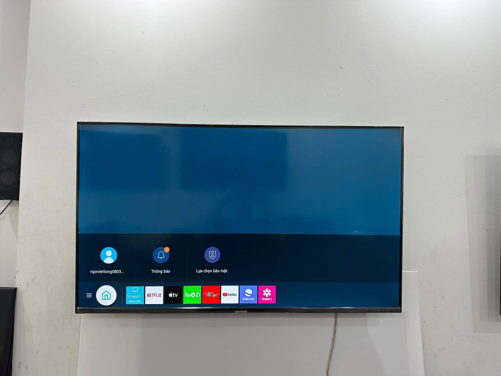 tivi samsung duoc treo tuong